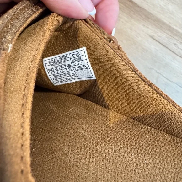 UGG Chestnut Goldenstar Clogs - Picture 8 of 8